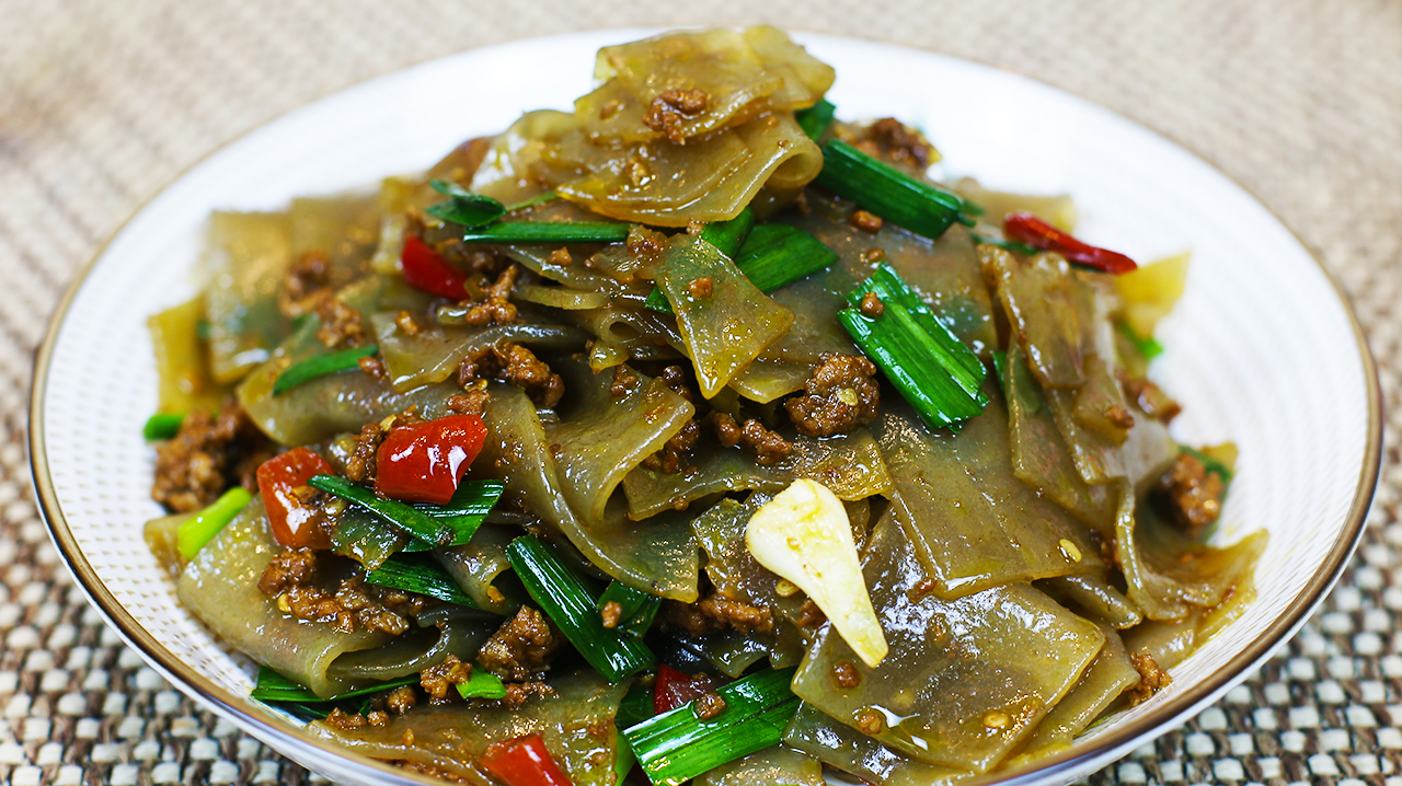 粉皮怎么炒最香?饭店大厨教你一个小技巧,好吃还不会粘锅!