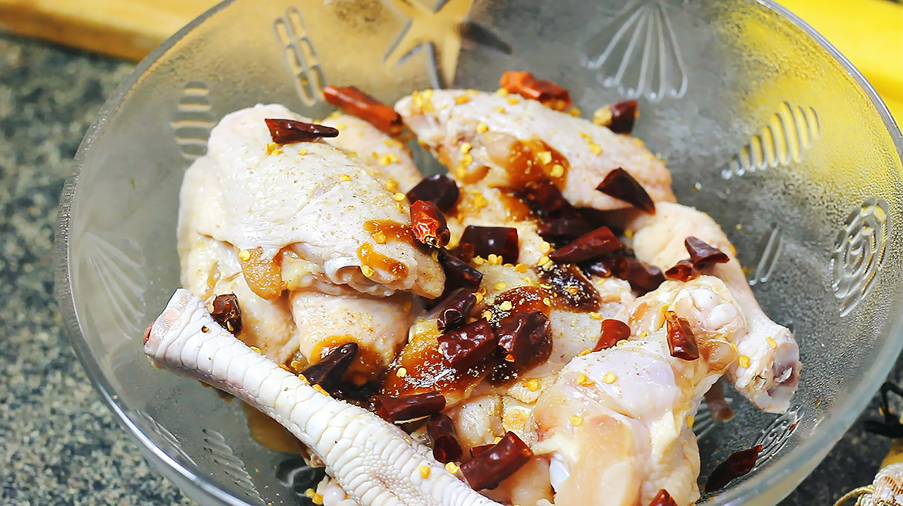 这怕是鸡肉最简单的做法了,不用水不用油,入味又软烂,特过瘾