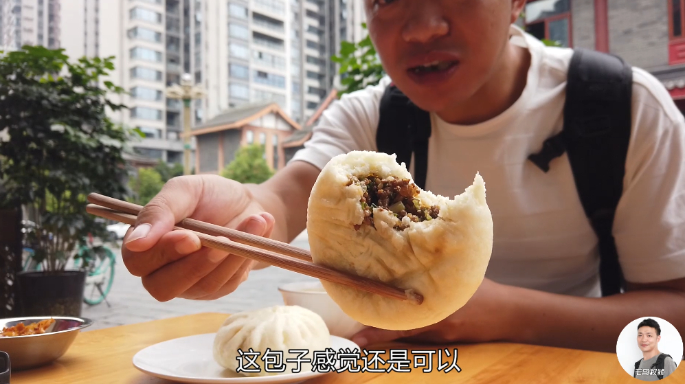 四川眉山:毛哥吃过的最好吃的包子,皮薄馅儿厚,你能几口吃完?