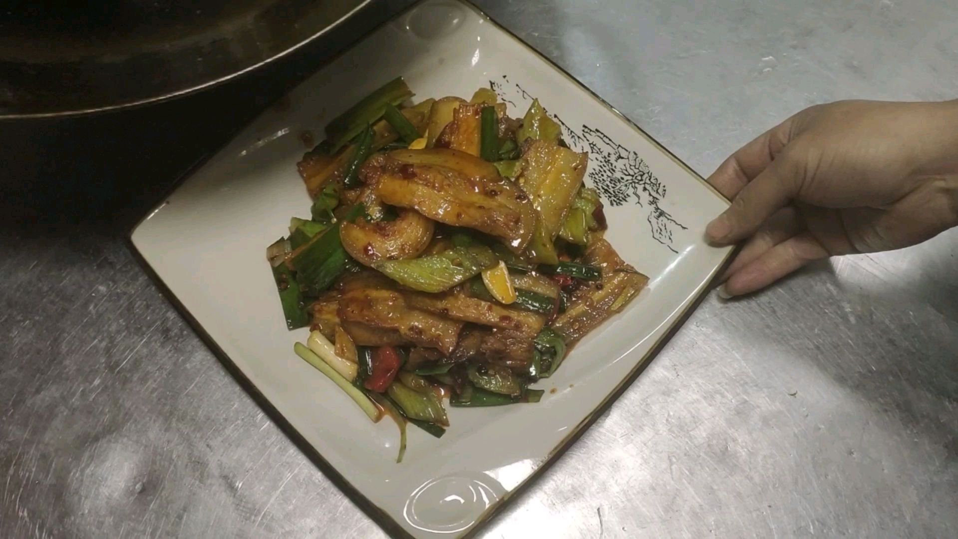 我们徐师傅的特色菜辣皮子回锅肉(哈哈)
