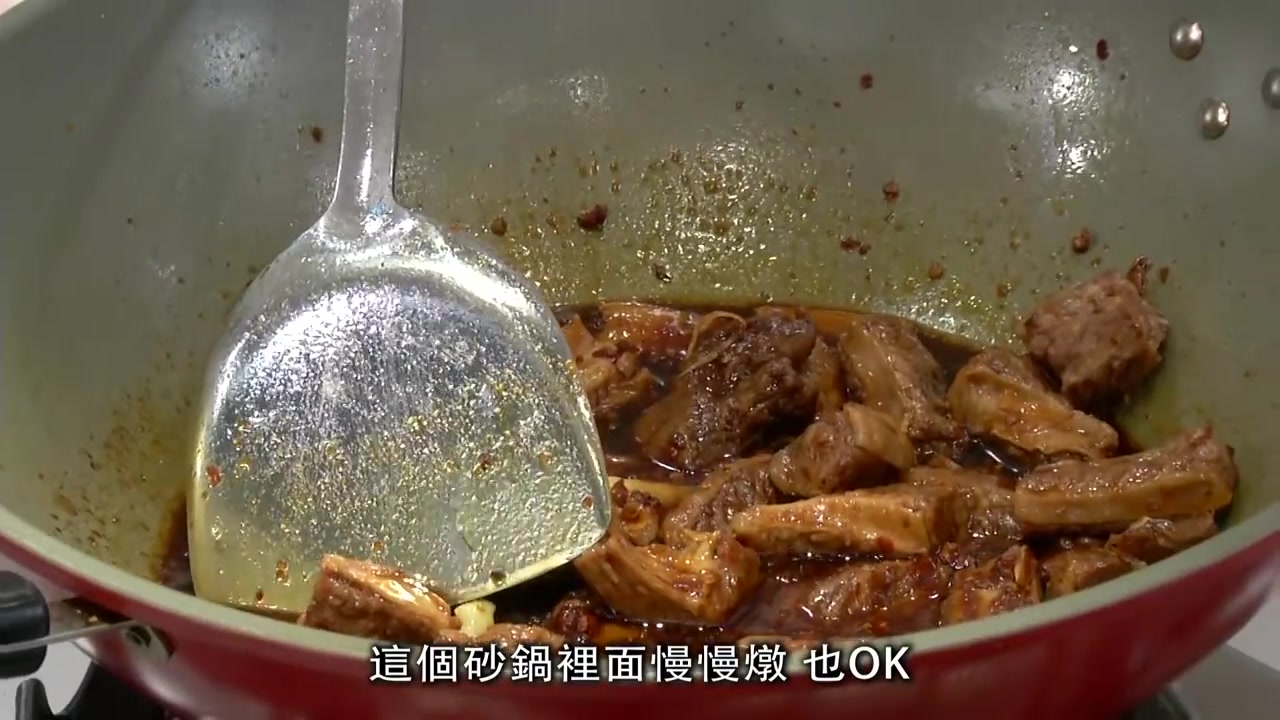 台湾美食:红烧牛肉面,牛肉筋道,汤浓面鲜,吃了几十年也不腻