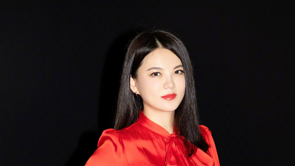 #每日娱乐快讯# 【王诗龄近照曝光,李湘双腿搭在桌子上】12月2号,摄影师曝光了王诗龄拍片