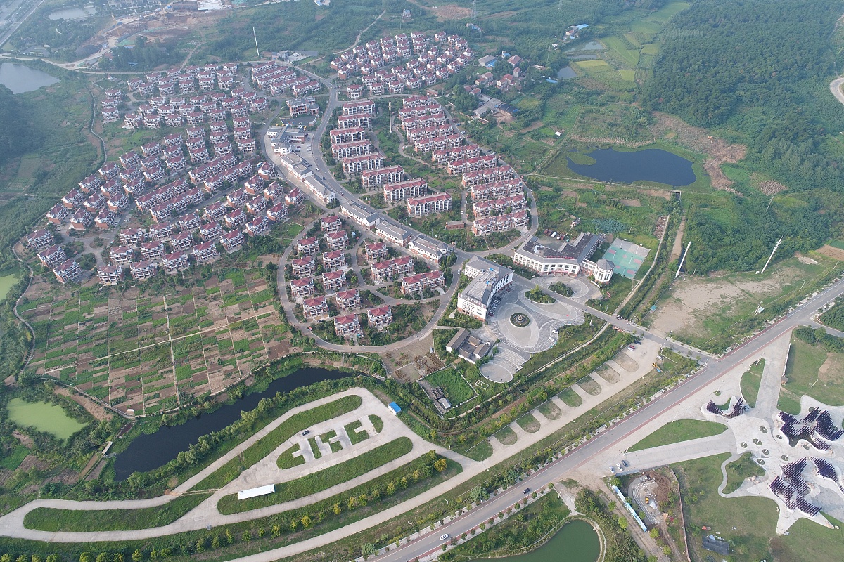 我要采访写黄山风景区的浦西庄园房地产开发项目的总经理帮我准备10个采访问题