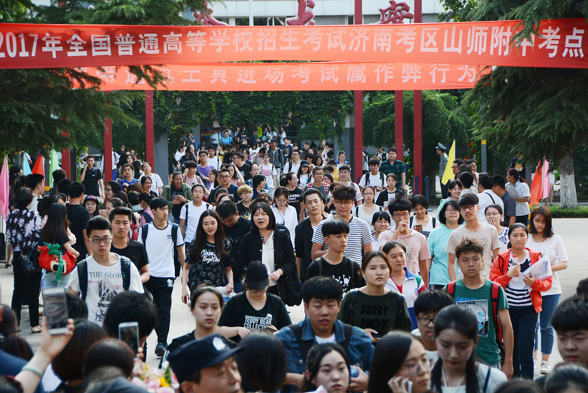 华西卫校天府校区2014级国考培训动员暨优秀实习生表彰大会
