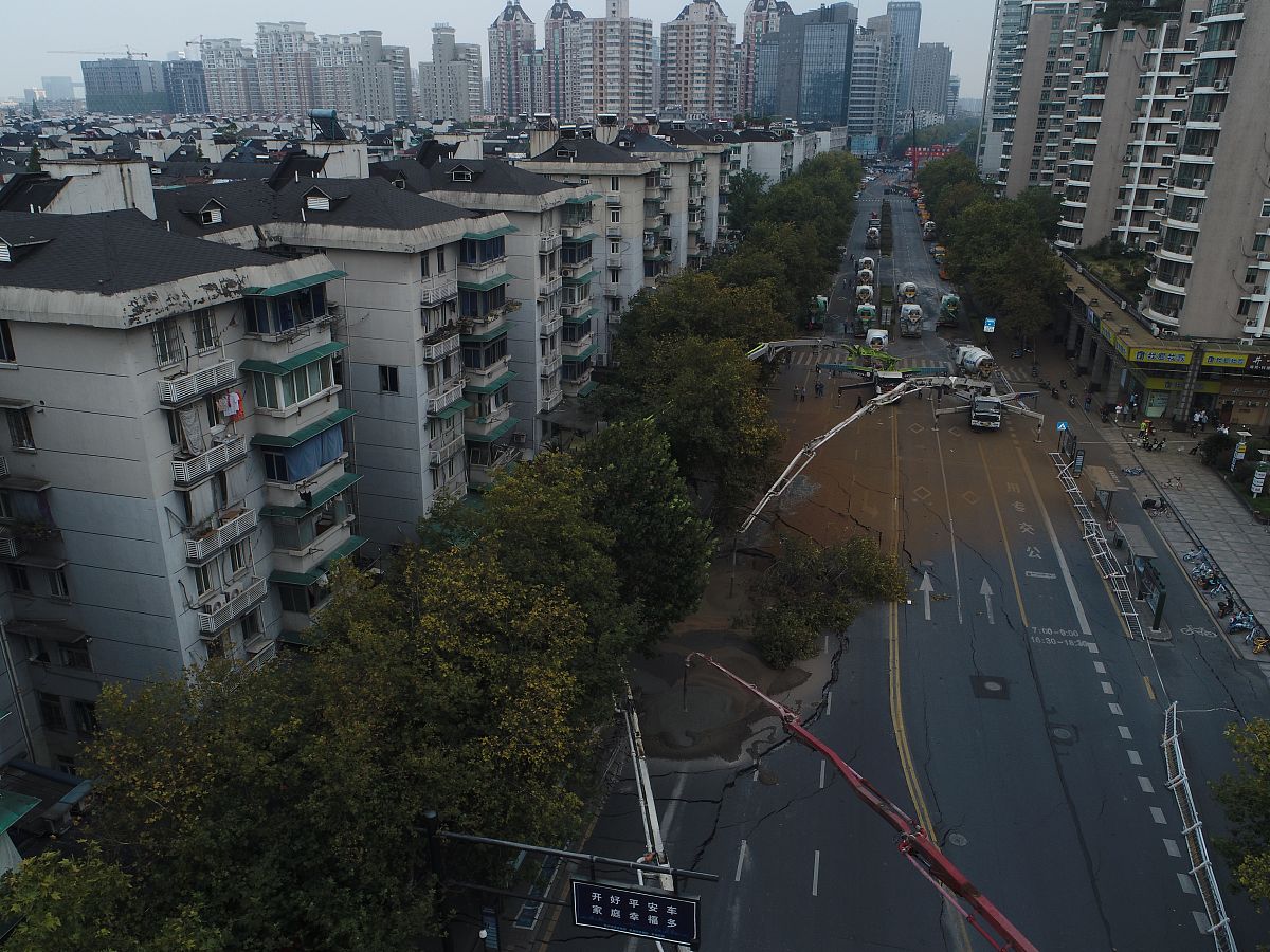 钠钾泵和钾外流都会使膜内变负为什么静息电位不变？