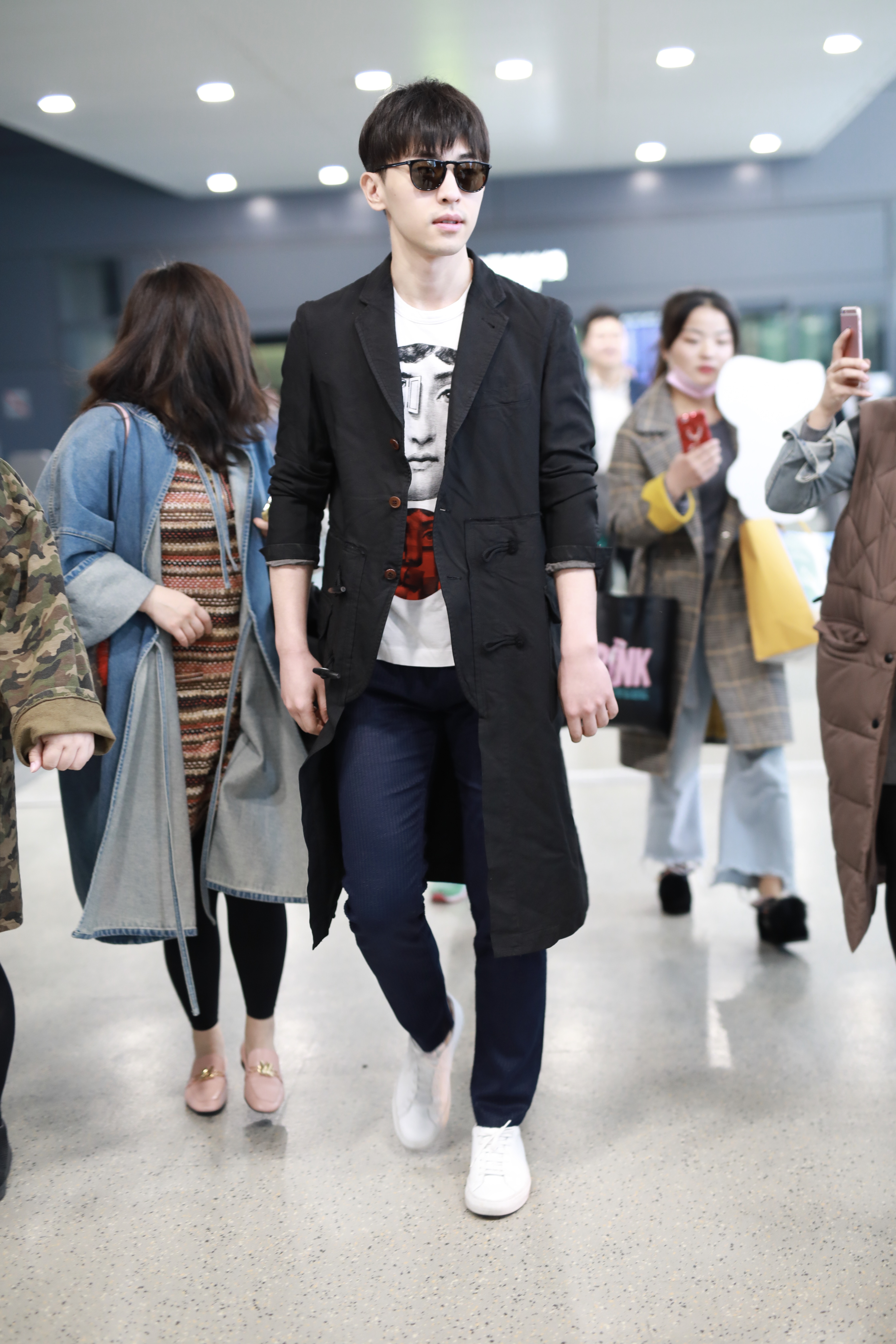 “行走的人形立牌”,说的就是邓伦吧?网友:走路都带风