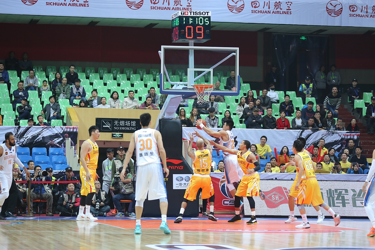 精彩绝伦！篮球赛强强对决，激情与力量碰撞！