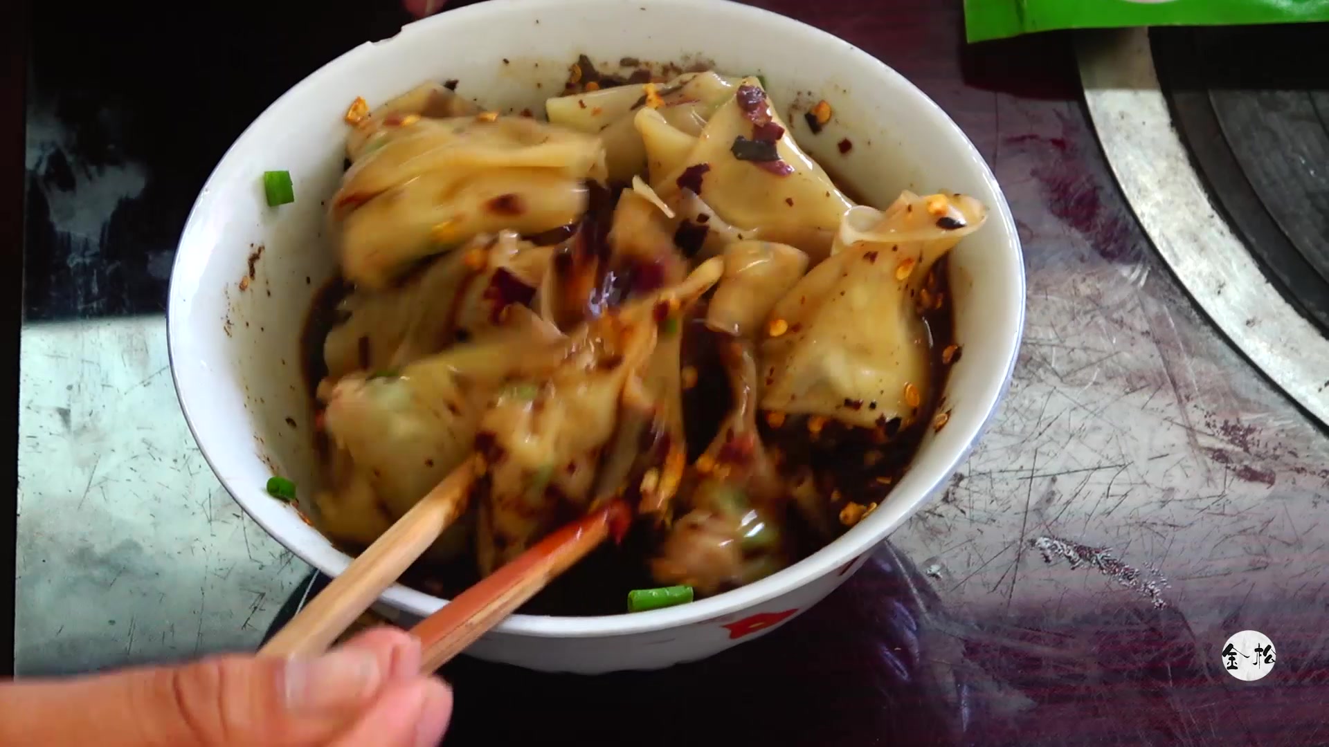 贵州遵义人吃饺子,加一勺糊辣椒面,百分之90的人没吃过!