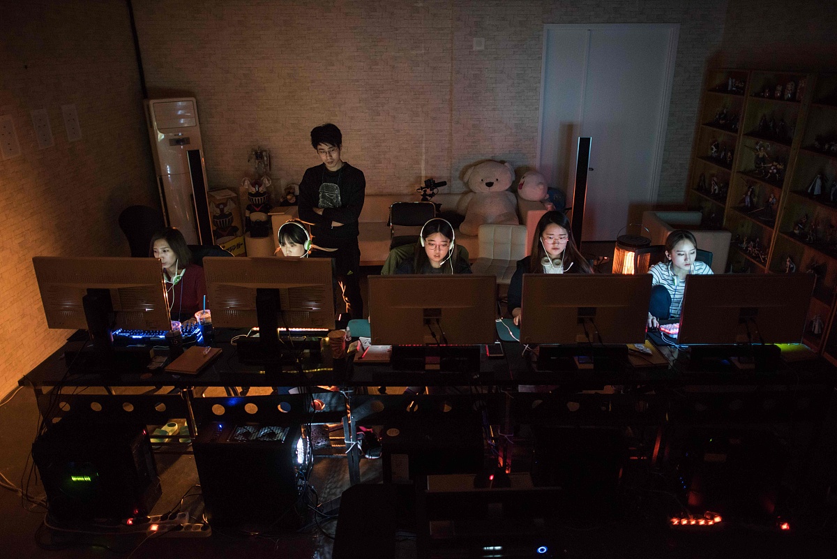 当地时间2016年4月8日,韩国首尔,"英雄联盟"电脑游戏的女性玩家团"qwe
