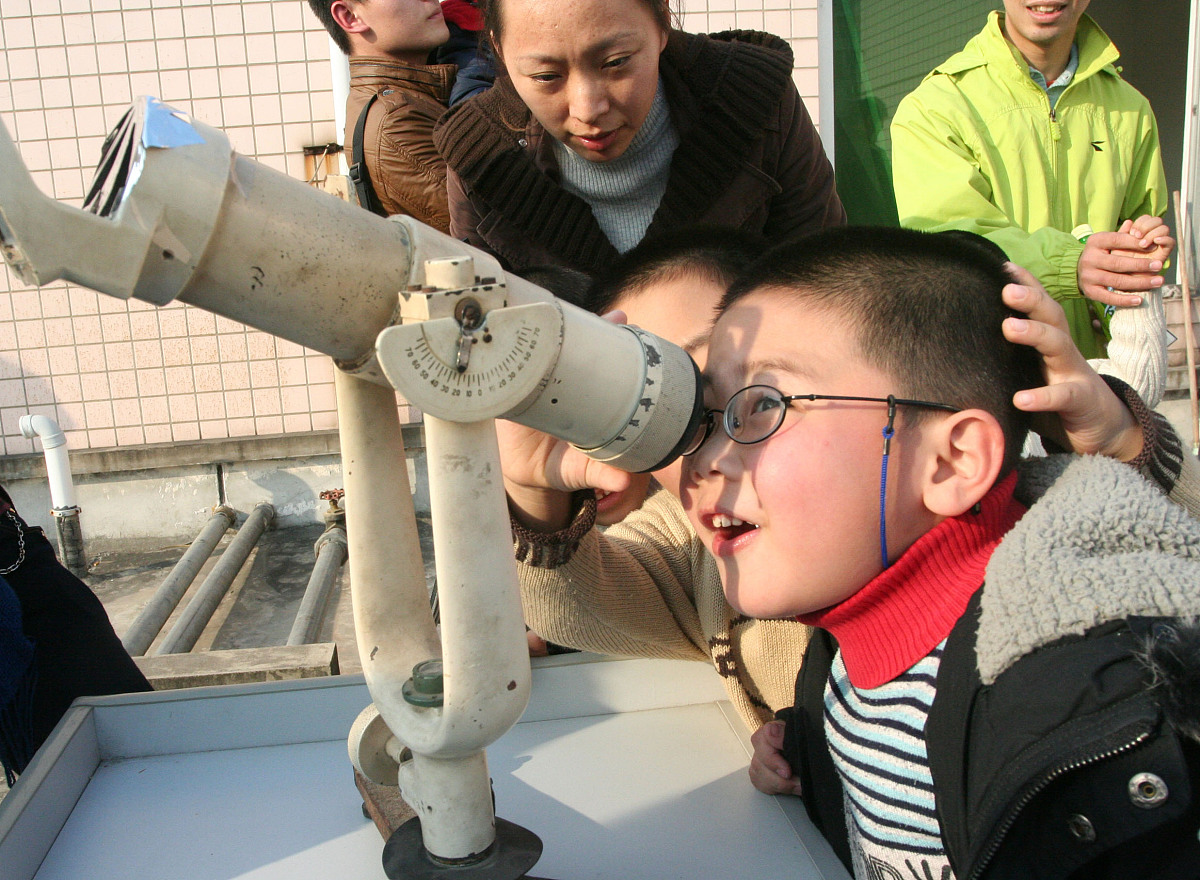 ***_***2010年1月15日,小朋友在家长带领下,在福州市青少年活动中心观
