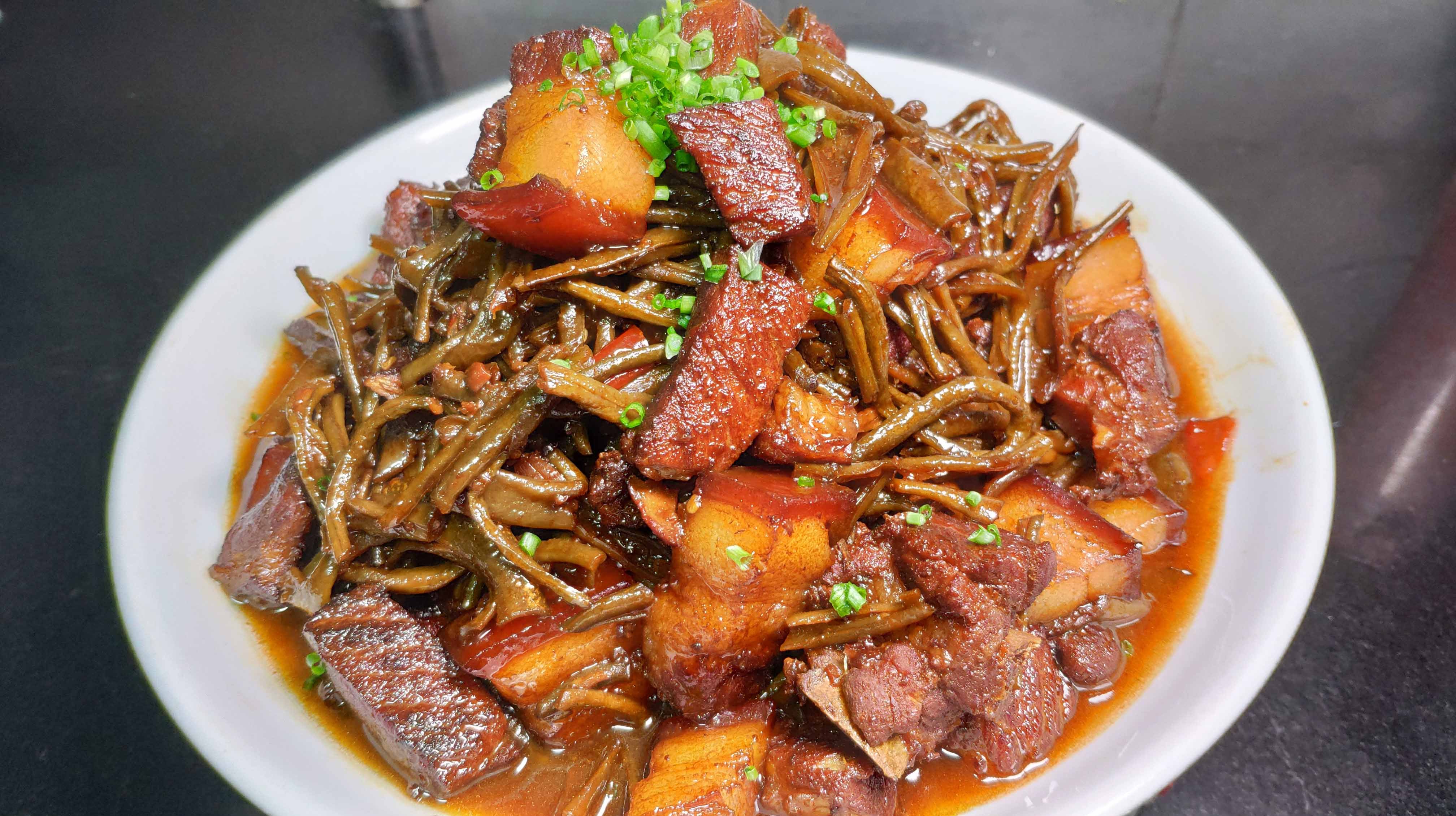 猪肉搭配干豆角一起炖,又香又下饭,一大盘不够吃!