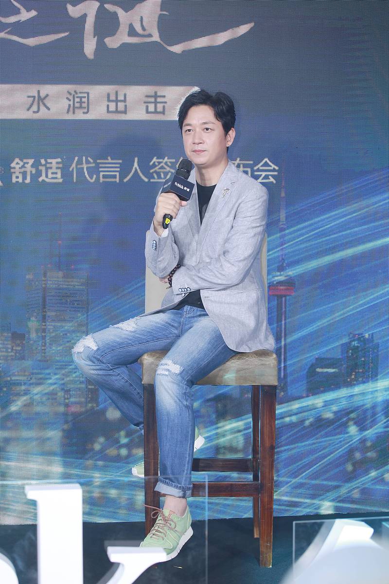 潘粤明瘦回少年时代大秀书法  妙语连珠笑容灿烂