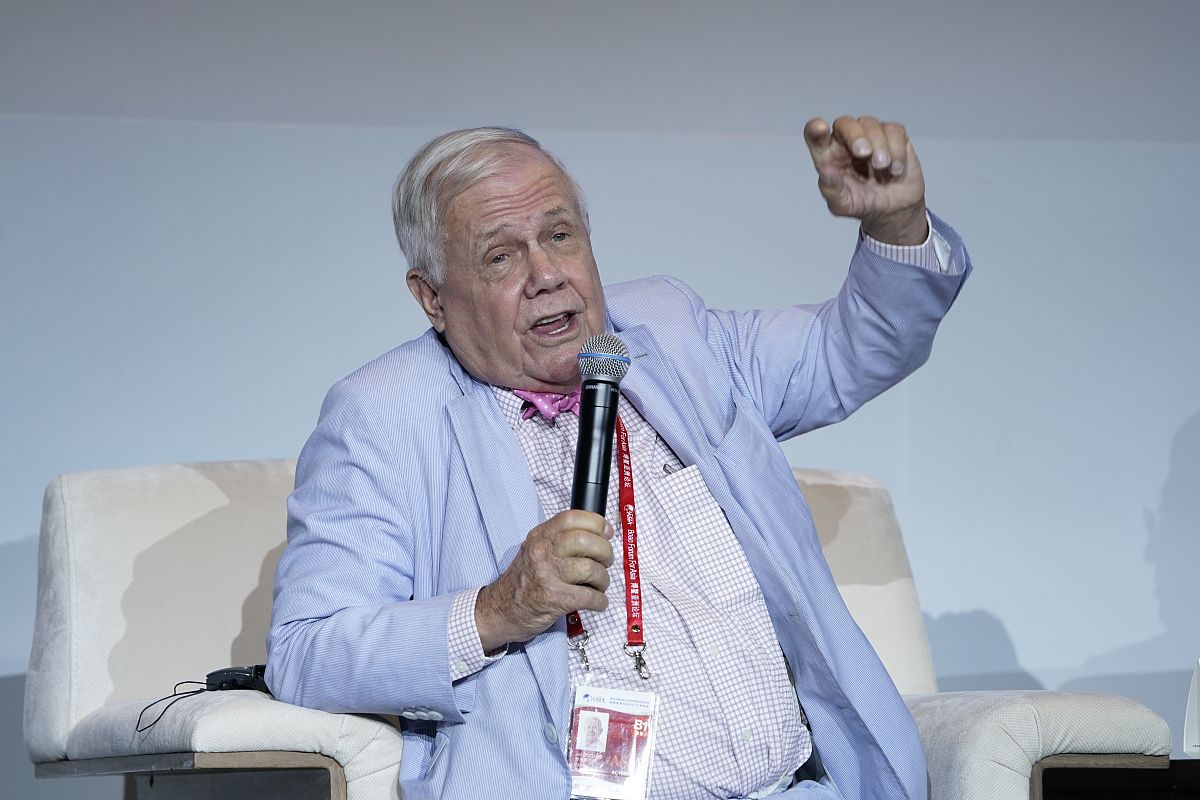 改写下面文章以学生为中心进行全人的教育 以人本主义心理学家罗杰斯的有意义接受学习理论为依据教师在设计课堂教学目标时要始终做到以学生为中心并有助于促进学生健全人格的形成。主要包括几点：一是要把学生视为课堂教学活动的主体高度重视学生的需要、动机、兴趣、经验等；二是将设计出的教学目标以暗示或明示的方式让学生了解并使学生认为通过学习有助于达到这一目标这样有意义学习就会发生学习的效率就得到提高；第三为了促进