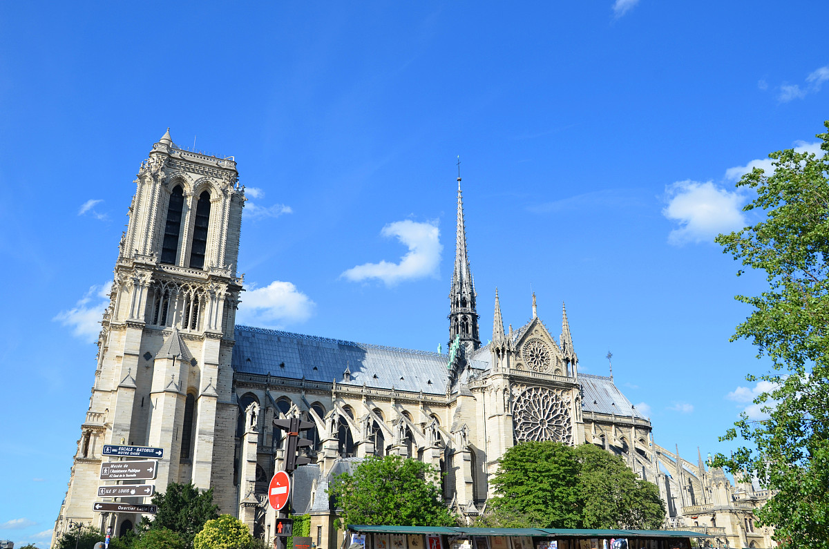 ***_***2015年07月18日,paris,    巴黎圣母院是一座哥特式风格基督教