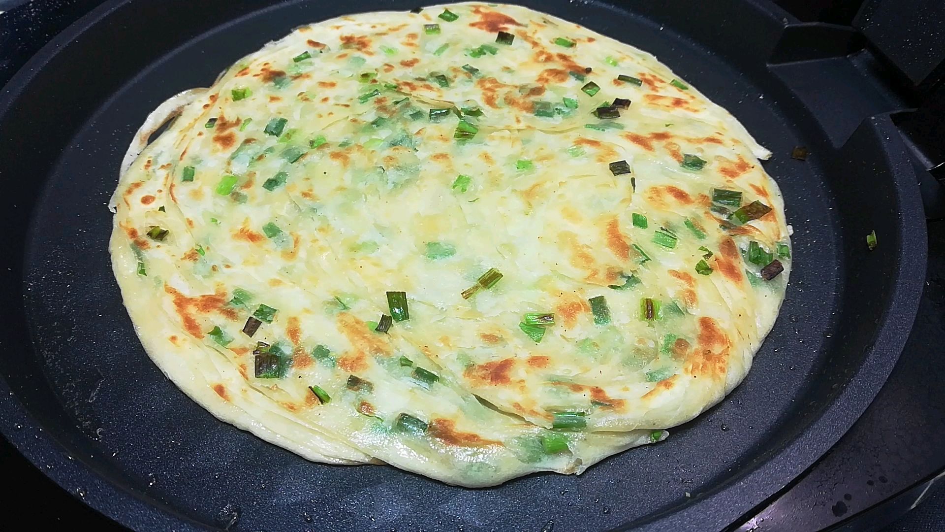 葱花饼的家常做法,学会这个诀窍,层多酥脆,葱香四溢,一看就会