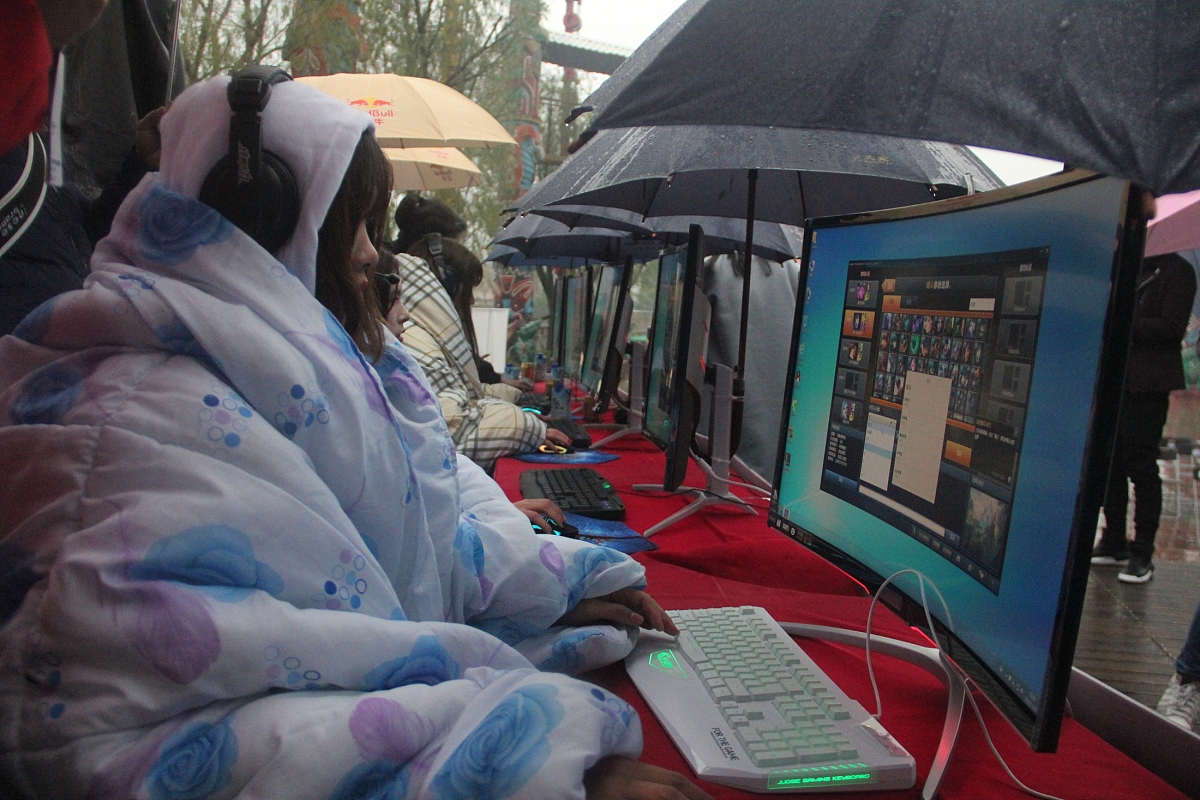 帮我写篇评价浙江女大学生同时出轨5名男生这件事的微头条要原创第一段要超级吸引人300字左右以对这件事的看法为主