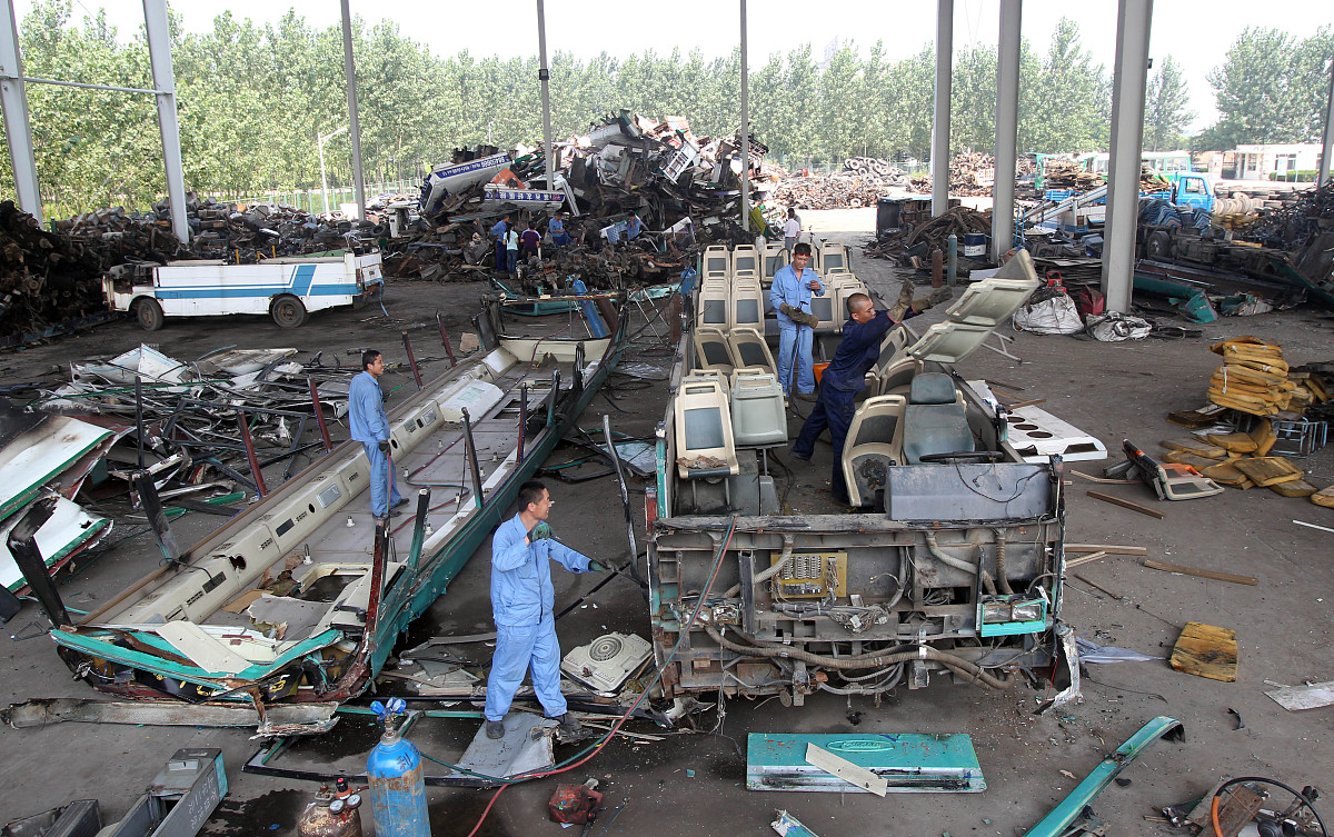 汽车产业庞大的报废数量为汽车零部件再制造提供了充足的资源。根据《2013年中国汽车年鉴》相关数据整理绘制的我国报废汽车注销量与回收量趋势图如图2所示可知2006～2012年间我国汽车注销登记量从2006年的103．48万辆增长到2012年的451．6万辆注销比例注销比例是指汽车注销登记量占汽车保有量的比例从2006年的2．08上升到2012年的3．74汽车回收量从2006年的70万辆增长到2012