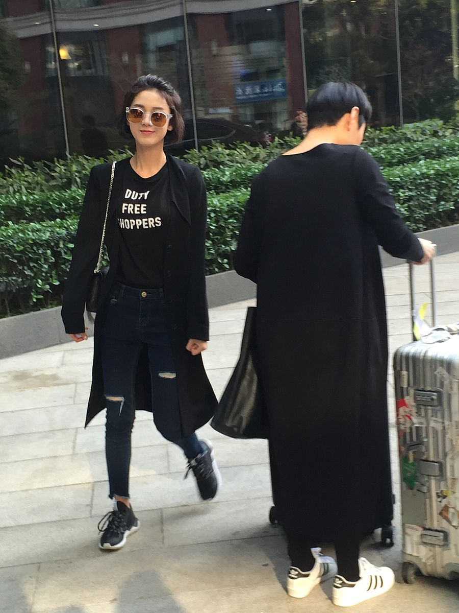 黑色短袖配什么颜色的外套和长裤好