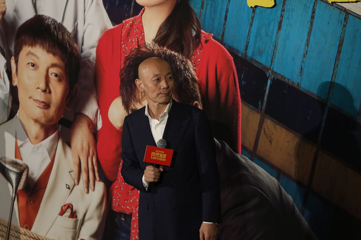 描写一篇关于1992年葛优主演的情景喜剧《编辑部的故事》电视剧的文章 800字