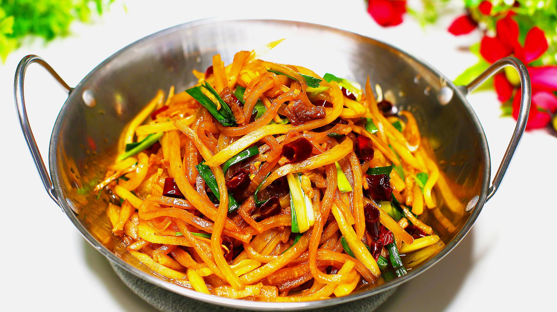 萝卜丝怎么做才好吃,饭店大厨教你一个小技巧,好吃到停不下来