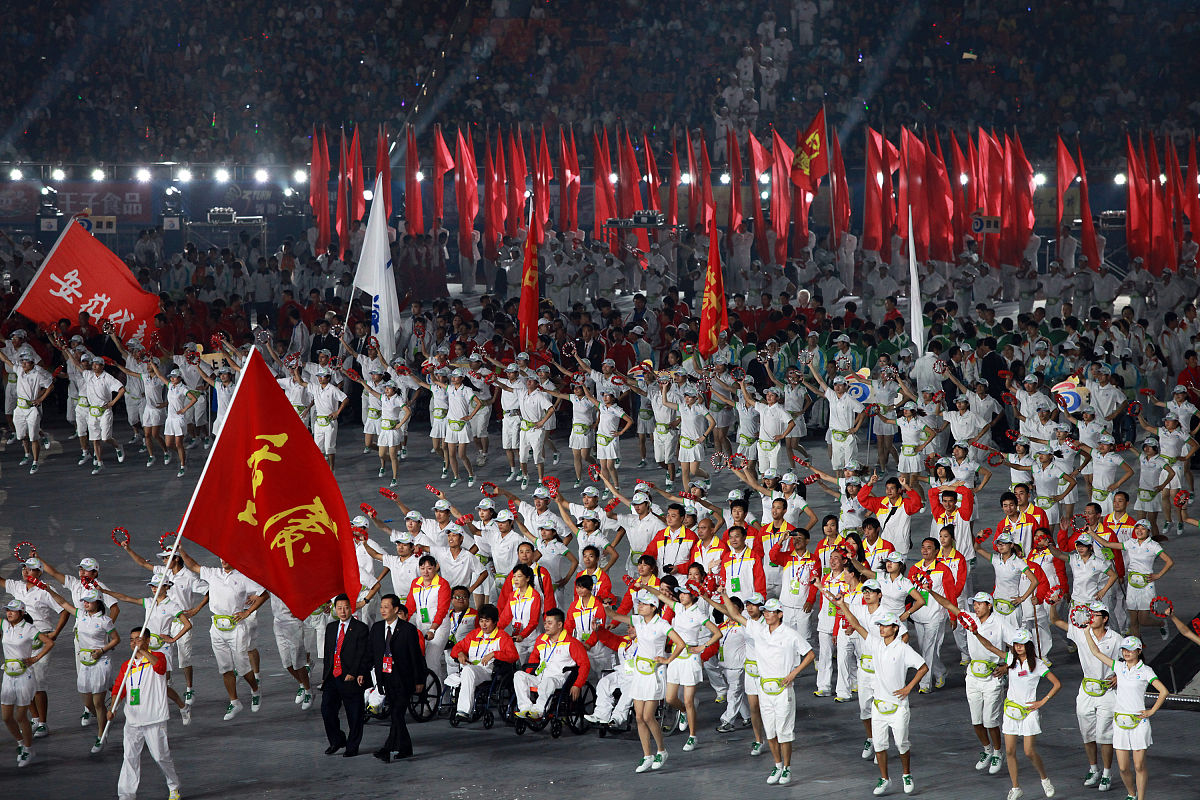 20条简短的微博体评论：杭州黄龙体育中心偶遇身高192的特警网友：这一身都是安全感！当了10年特警竟因路人拍了一段10多秒的视频成了网红。拍摄的不知道是市民还是游客总之是夸他硬汉、高、这一身、都是安全感！