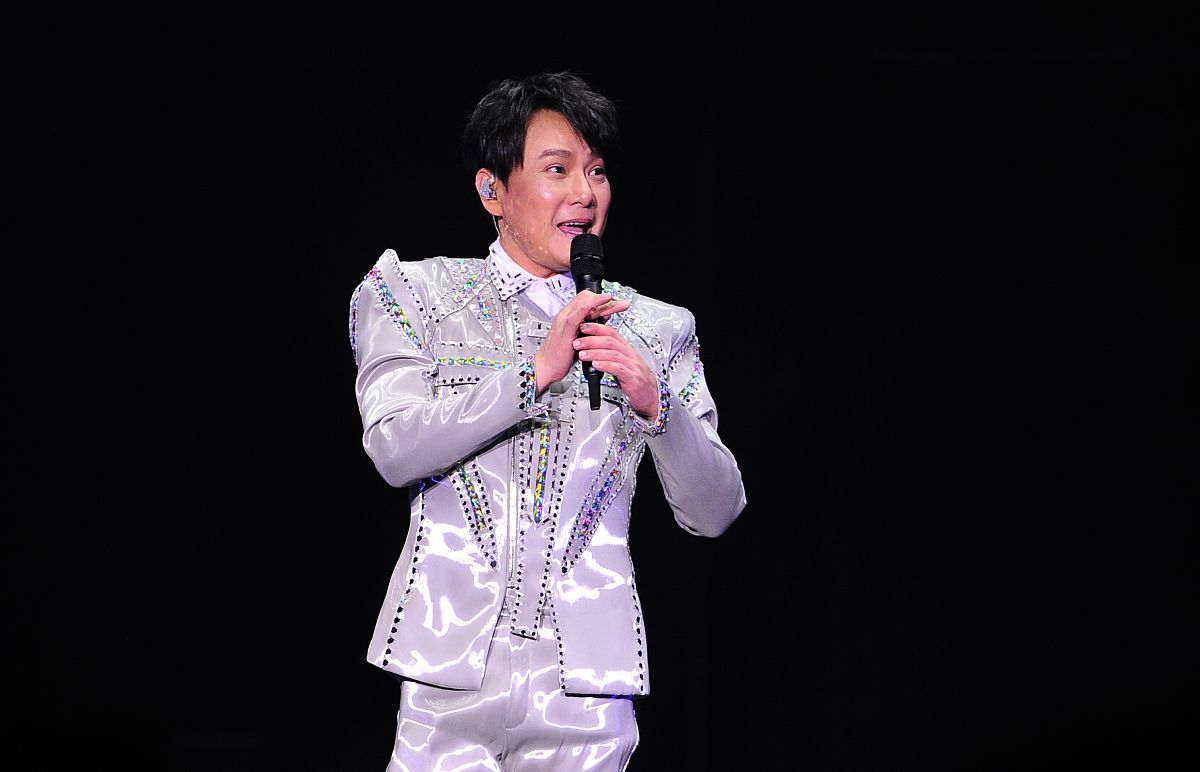 2019年12月21日,辽宁沈阳,2019张信哲"未来式"世界巡回演唱会沈阳站.