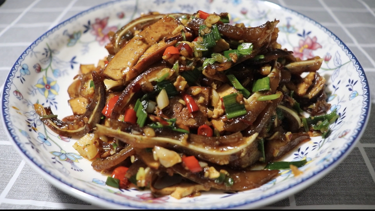舌尖上的湘菜:香干炒耳尖,每一口都是满足!