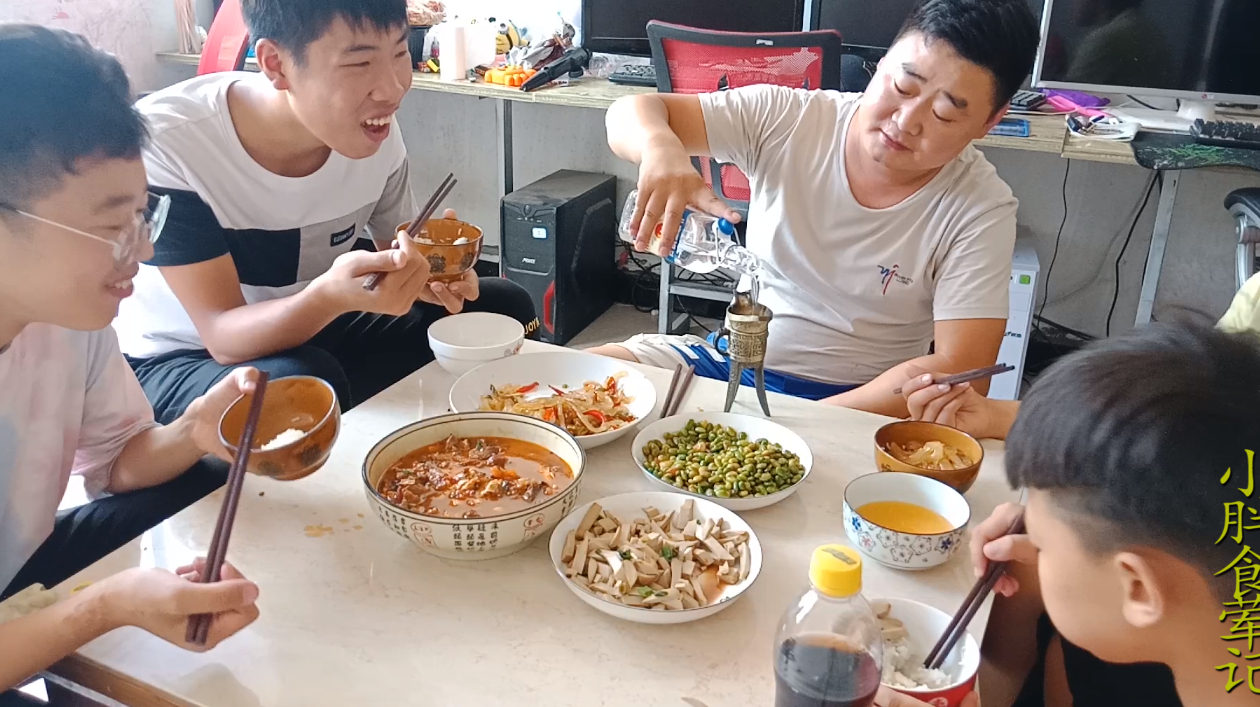 一斤牛腩一把腐竹,砂锅炖40分钟,半斤白酒配啤酒一顿猛吃