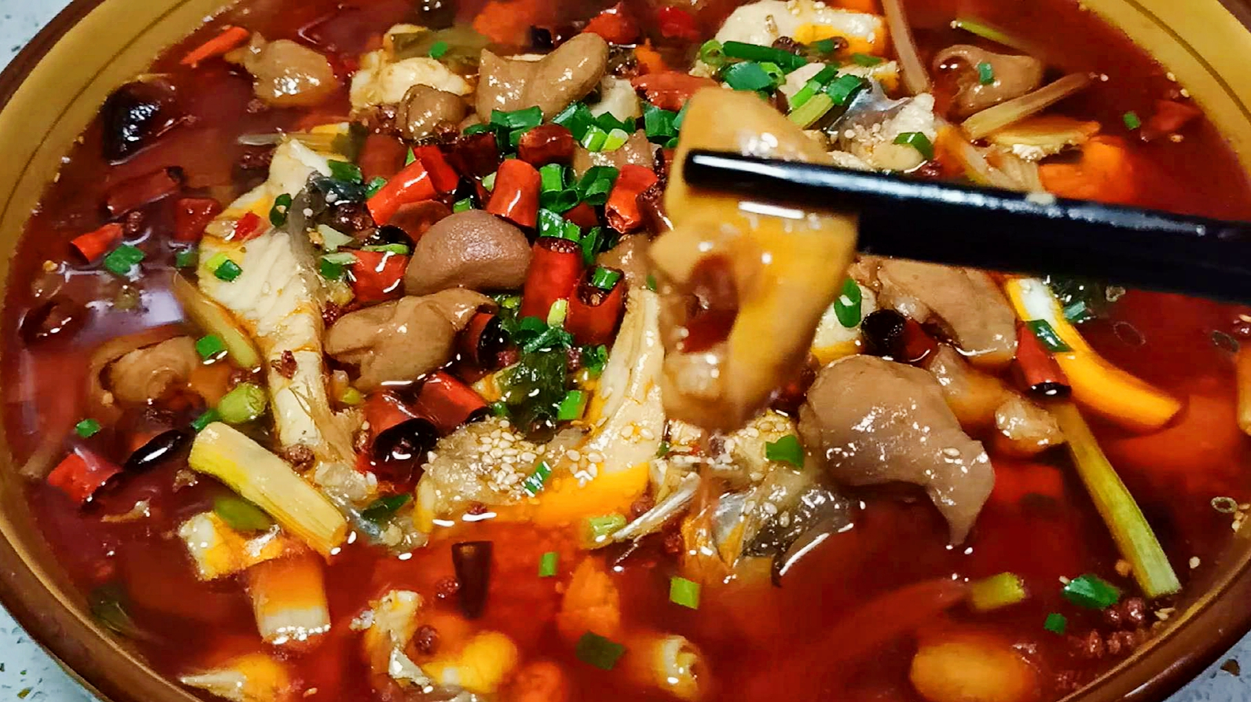 酸菜肥肠鱼在家做,鱼鲜味美,吃的过瘾,肥肠更好吃