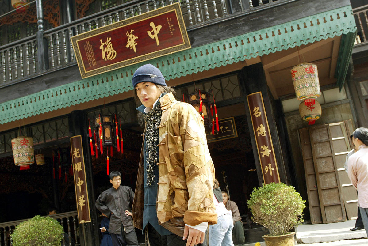2004年10月8日上午,电视剧《中华英雄》在上海电影乐园开机.何润东+++