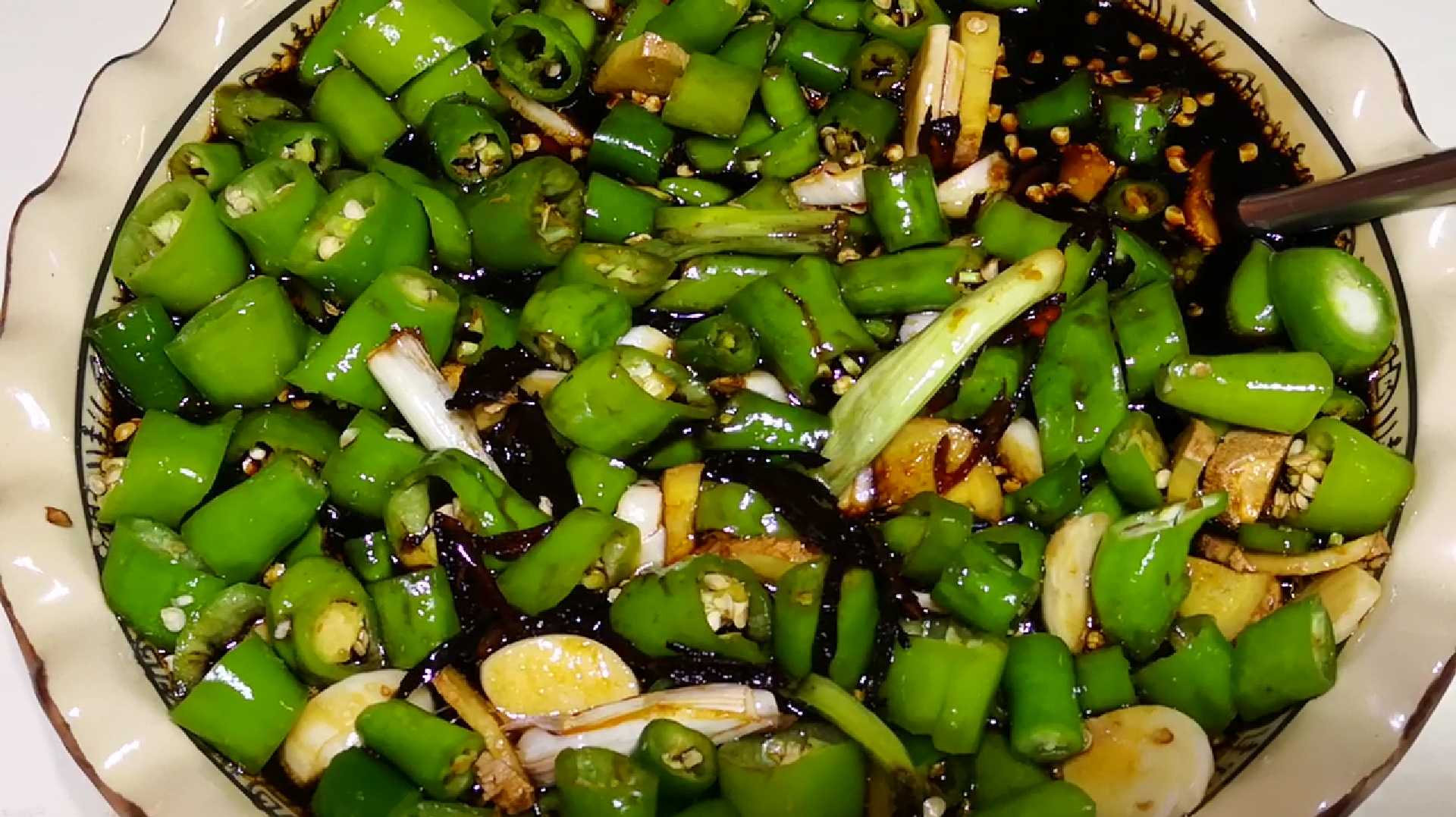 这才是腌辣椒最快的做法,香辣可口,好吃又下饭,做法超简单