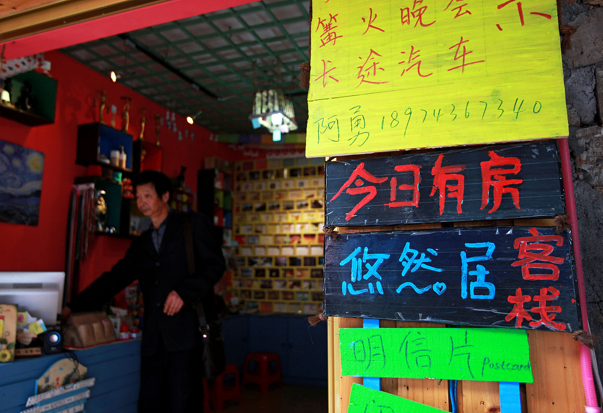 字段	类型	备注c_bedno	varchar	床号编码c_bedname	varchar	床号名称c_patientid	varchar	患者住院号c_sessionid	varchar	患者住院号流水号c_name	varchar	患者姓名c_age	varchar	患者年龄c_deptid	varchar	所在科室编码c_deptname	varchar	所在科室名称c_zd	varchar