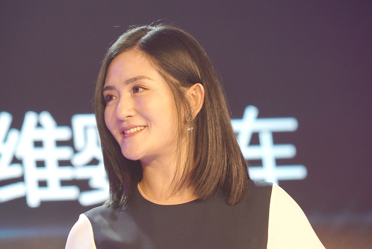 谢娜产后复出双下巴与尖下巴并存 穿灯笼袖长裙叉腰秀美腿
