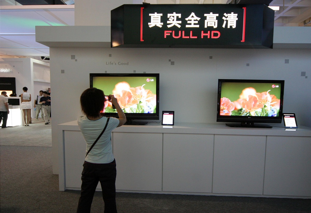 2007年5月27日,北京科博会上展示的真实全高清电视吸引观众.+++_+++真
