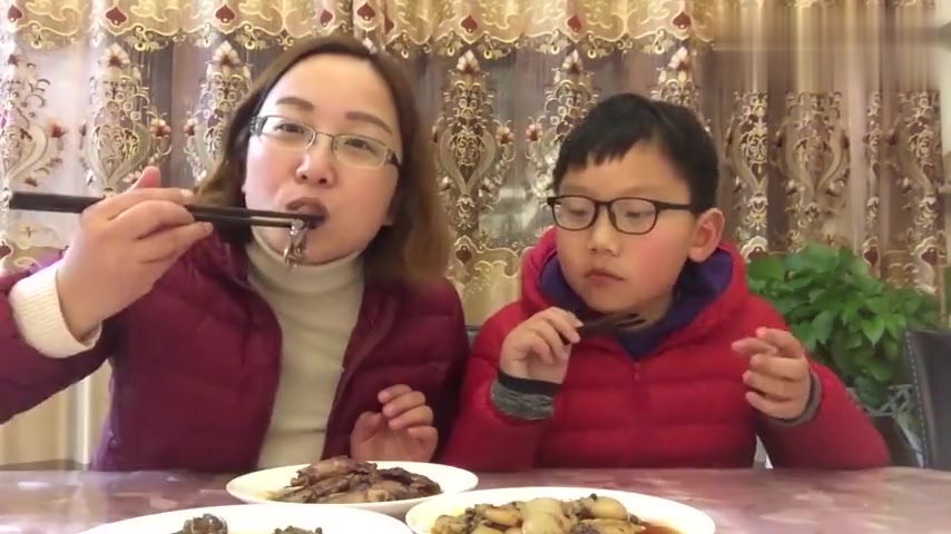 试吃海洋之约麻辣海鲜,海兔鲍鱼加墨鱼仔,一口一个真过瘾