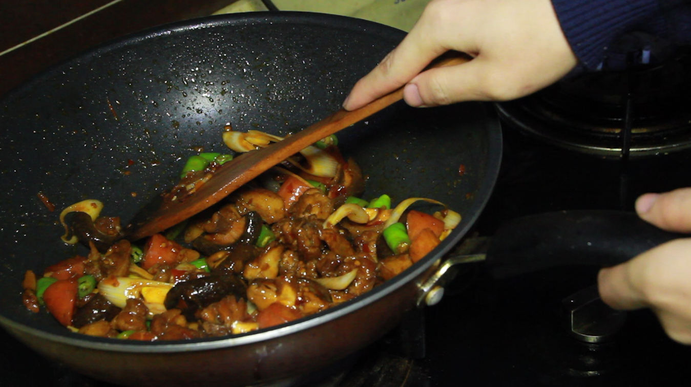 3分钟教你做香菇烧鸭肉,做法简单又好吃,大人小孩都爱吃的烧菜