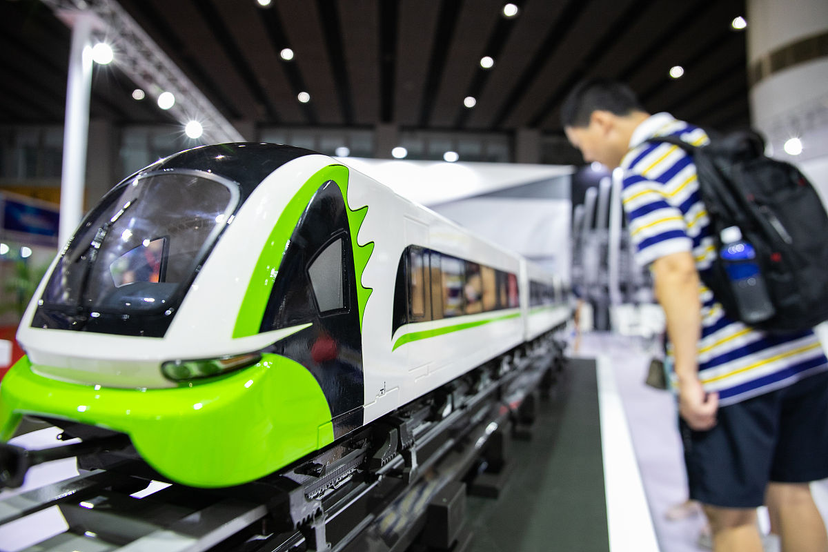 城市轨道交通系统的技术和定义形式复杂多样很多城市将境内所有非国铁性质的各种公共轨道交通统称为轨道交通成立当地的轨道交通公司如重庆轨道交通集团公司。在多数城市的公共轨道交通中占比最大的是地铁系统所以有的城市将内部的轨道交通系统都以地铁一词概括成立当地的地铁公司如广州地下铁道总公司广州地铁不仅包括地铁系统也涵盖了旅客自动输送系统和有轨电车系统。换个说法