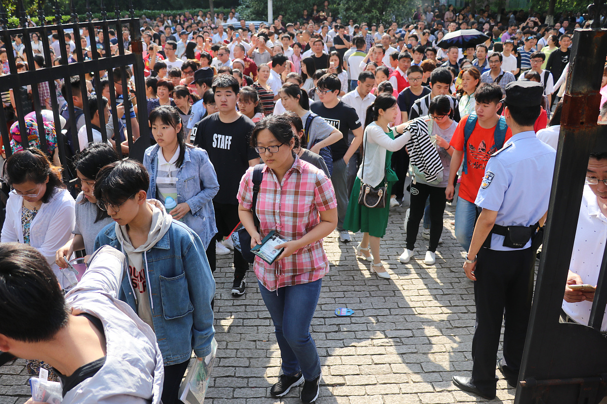 你充当一个写作文员我给你一段话你对这段话进行伪原创、润色改写降低与原文的相似度保持主要意思不变再进行一句话的简单扩写扩写加在原来的内容后面也就是放在同一个pp里面不要放在一个单独的pp里面并且保持html标签不变给你的内容如下： p1994年下半年招收普高新生1997年高考成绩喜人。2004年禄加中学高考应届本科升学率居全县第二位恢复高考以来学校为大专院校输送大学新生833