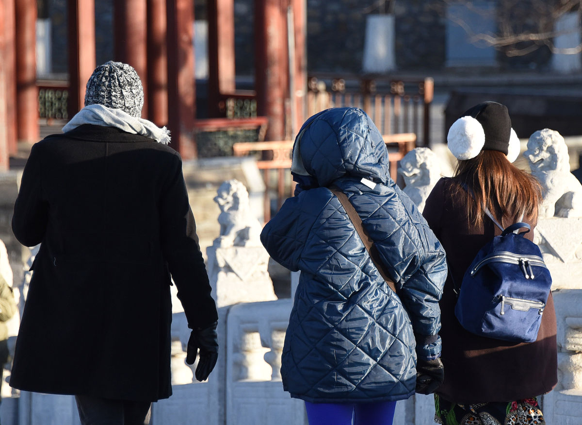 2019年12月5日,受冷空气<strong>影响</strong>,北京气温骤降,游客包裹严实地在颐和园