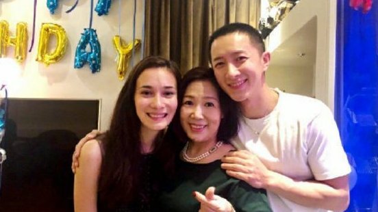 【韩庚卢靖姗牵手亮相 女方无名指戴钻戒人美笑容甜】北京,韩庚、卢靖姗现身机场。韩庚戴着鸭舌