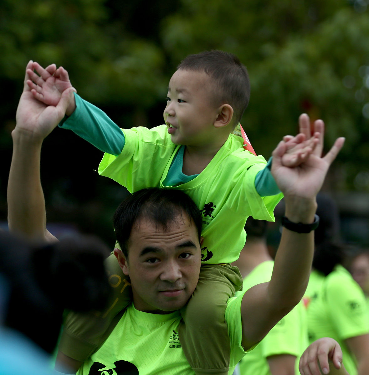 描写生气的小脸蛋的句子？60字她的眉头紧锁嘴唇紧抿小脸蛋上的肌肉紧绷着眼神中透露出愤怒和不满仿佛要将所有的不满都化作一股烈火喷发出来。往下看可以看到她的鼻翼微微扇动似乎在试图控制自己的情绪。她的脸色变得通红似乎要爆发出一股强烈的能量让人不敢轻易接近。这张小脸蛋充满了力量和决心仿佛在宣示着自己的存在感和不可侵犯的尊严。她拳头握得很紧指甲深深地刻进了掌心肉中没有人敢轻易挑衅她。她的眼眸里充满了怒气和不