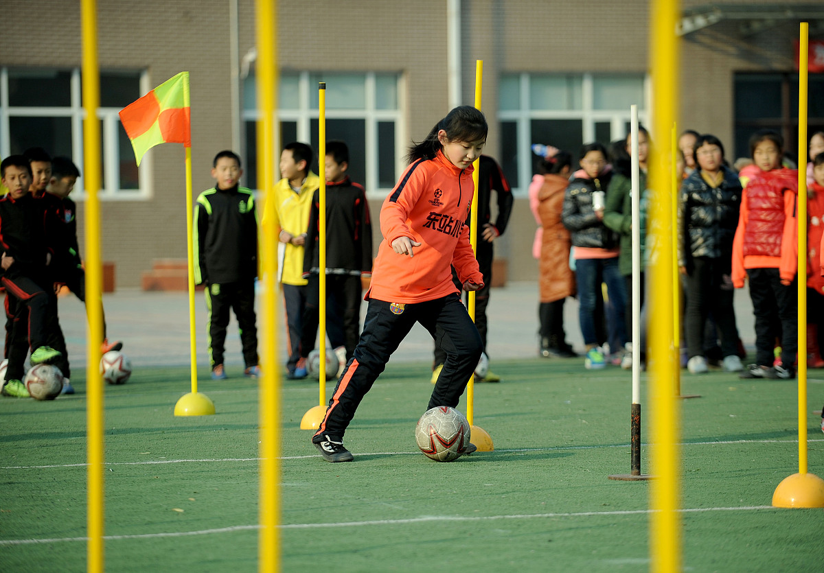 巾帼不让须眉！女子后抛实心球比赛加油稿