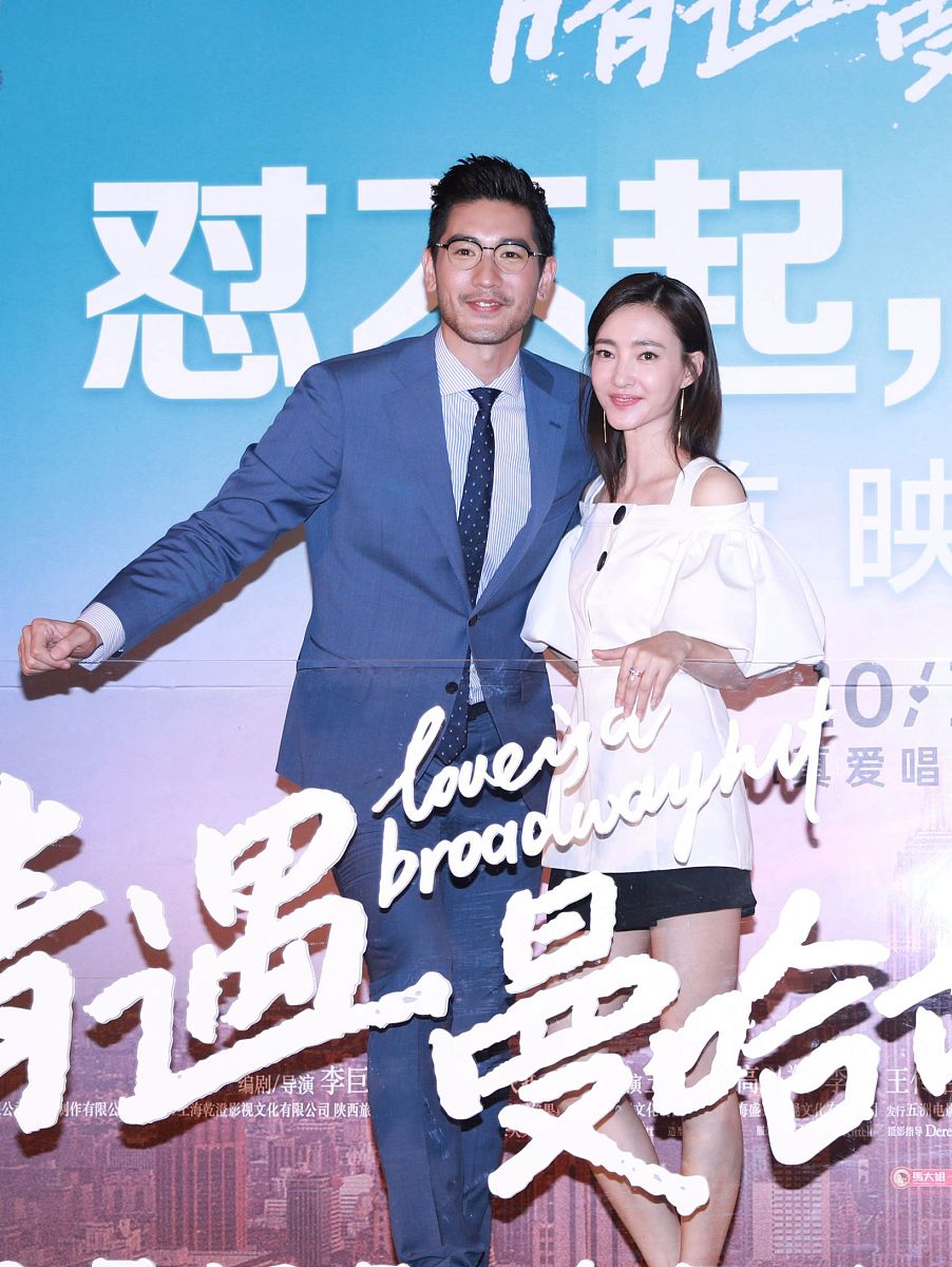 ガコン――と自動販売機から吐き出されたペットボトルを、少女が拾い上げる。 細く白い指先に力を込め、蓋を開けた。 そのまま一旦初夏の青空を仰げば、自然と笑みが零れてしまう。そんな少女の様子を愛おしく思ったのか、隣に立つ〝彼氏〟もまた、ふっと頬を緩めた。「――んっ」 少女は視線を夏空から彼氏に移した後、ペットボトルの飲み口に唇を宛がった。 ゆっくりと傾けて、流れこむ液体で乾いた喉を潤していく。 何度