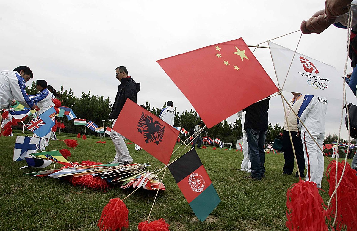 2008年10月5日下午,103米长,由2008北京奥运会参会国国旗,会旗组成的