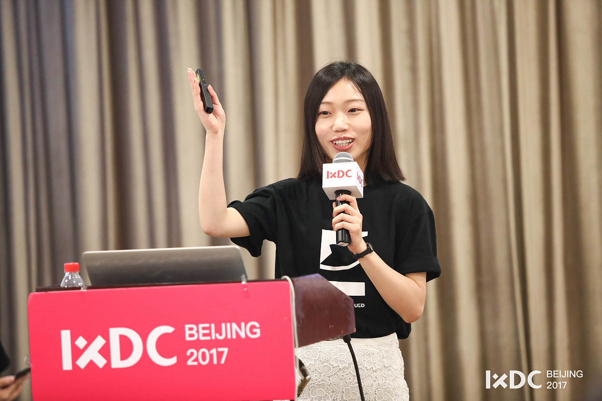 王琦瑶输在了这条历史的长河深陷在了这场光与影交错的骗局里无法自拔无法逃脱于是造就了这命运多舛的一生。不可否认的是她有着上海人与生俱来的骄傲有着世俗的锋芒她恬静大方冷静自持在爱情里通透清醒。她是万紫千红中的一点芍药样的白；繁弦急管中的一曲清唱；高谈阔论中的一个无言。而这也已是她勇敢的一生了。在上海这样的大城市 她这样的小人物已经用了自己最大的努力去反抗去挣扎通过她的 故事影射了上海的市民文化那段韵味