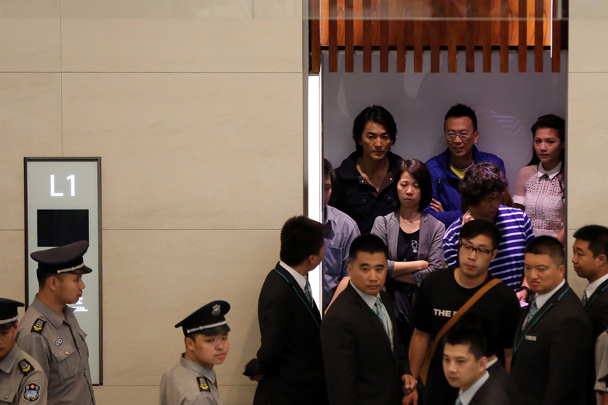 突出男生的普信和自恋改写以下剧本：男生好像很奇怪。出门前拉个屎先出门后拉个屎先吃饭前拉个屎先吃完饭拉个屎先睡觉前拉个屎先睡醒了拉个屎先。有时我们是真的不理解男孩子进出门必摸门框。明明好端端的走在路上却会突然开始空手胯下运球再来个空气投篮。女生照镜子时大多会自我怀疑我的手臂好粗啊而男生洗完澡我也太帅了洗完脸我也太帅了空手投篮后我也太帅了当女生走在路上被看了一眼我脸上是不是有东西我穿的很奇怪吗当男生走