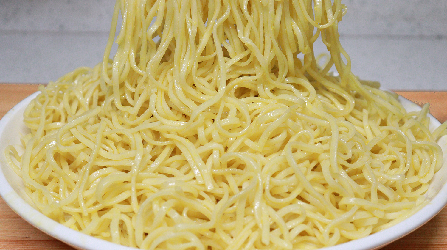 凉面别直接下锅煮，难怪做出来不好吃，掌握3个诀窍，一次成功