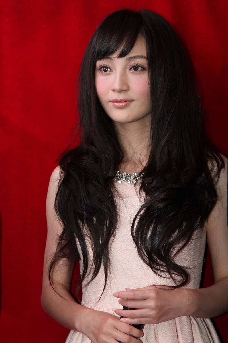 41岁姚笛近照认不出，尖下巴大眼睛声音也变了，她经历了什么？
