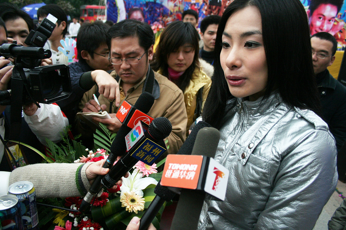 2008年 1月 19日 , 前 世界 冠军 刘璇 一身 银装 亮相 福州 宝龙 城