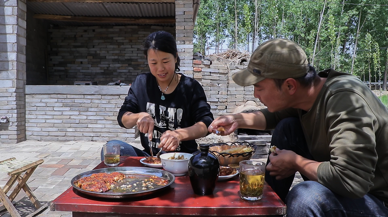 「菜农日记」第53天,送完孩子烤鸡腿,土箱烧烤,做法第一次见